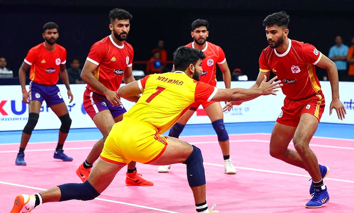 কমনওয়েলথ কাবাডি চ্যাম্পিয়নশিপ ২০২৬-এর লোগো: এক রেইডার, চার ডিফেন্ডার — আর সীমানার বাইরে যে প্রশ্নটা কেউ করছে না